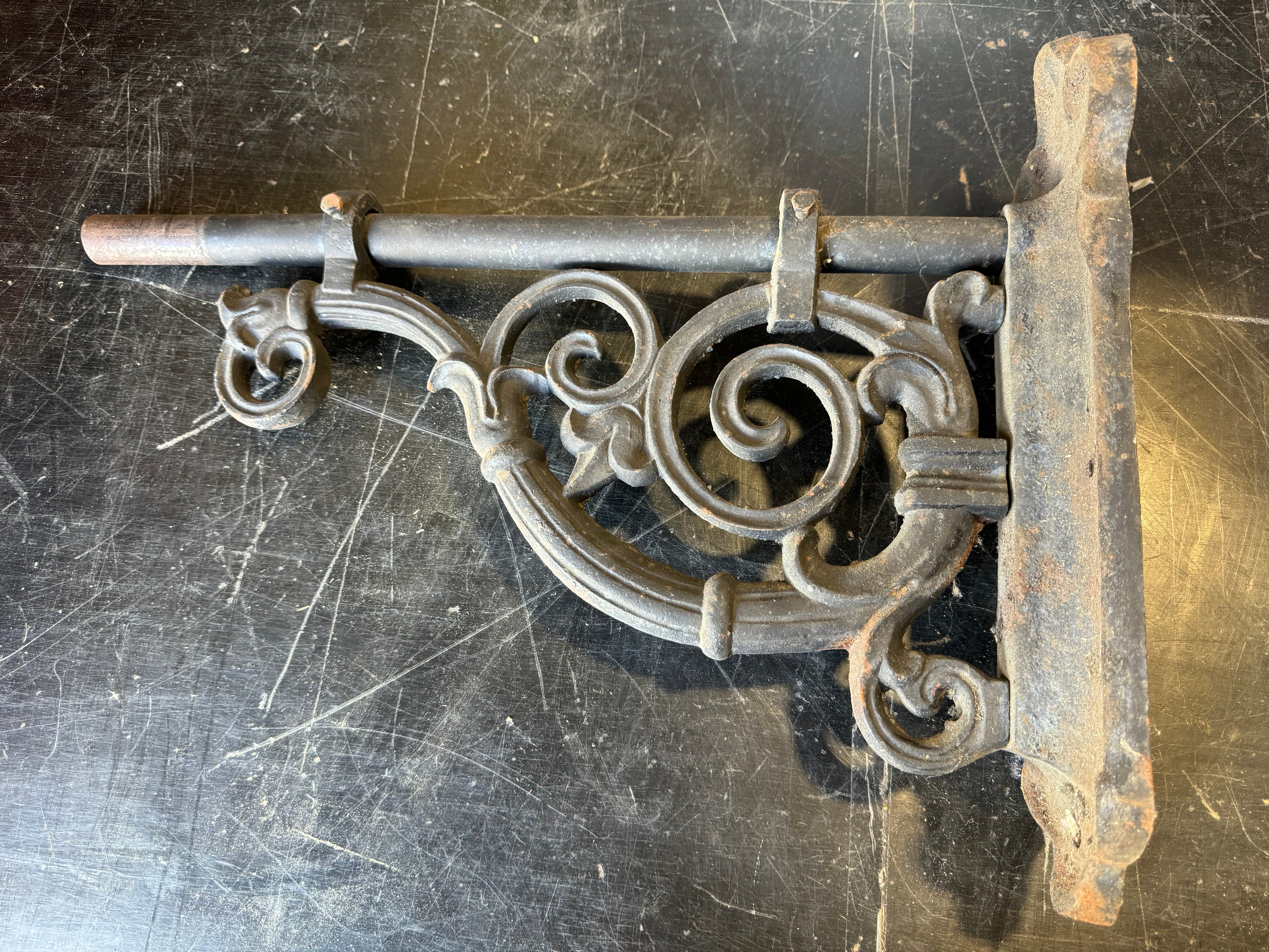 Traditional Cast Iron Wall Mounted Bracket