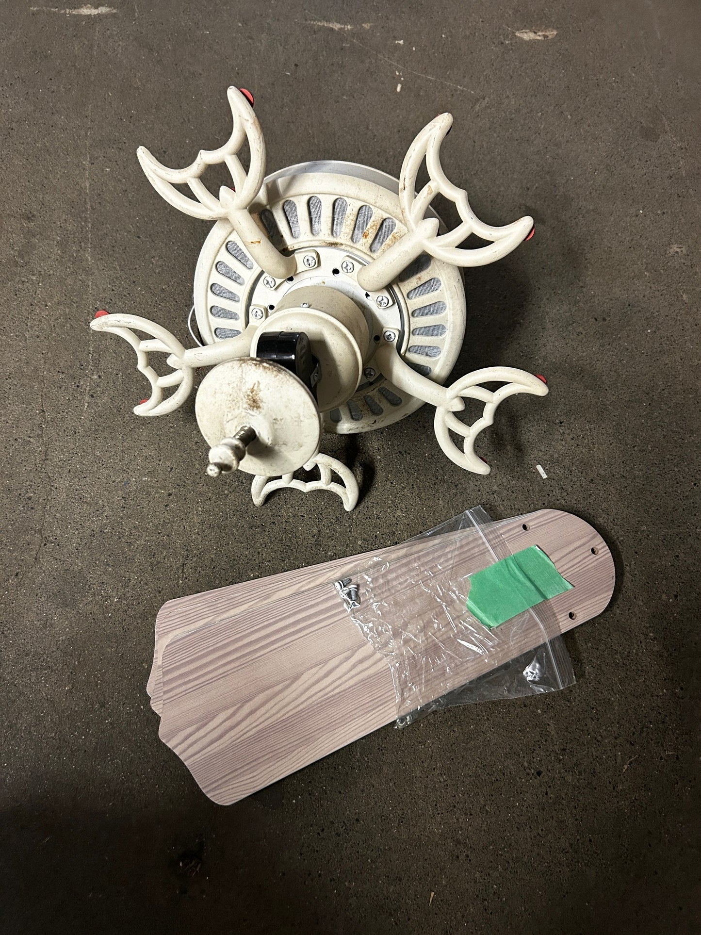 Vintage white ceiling fan with lights