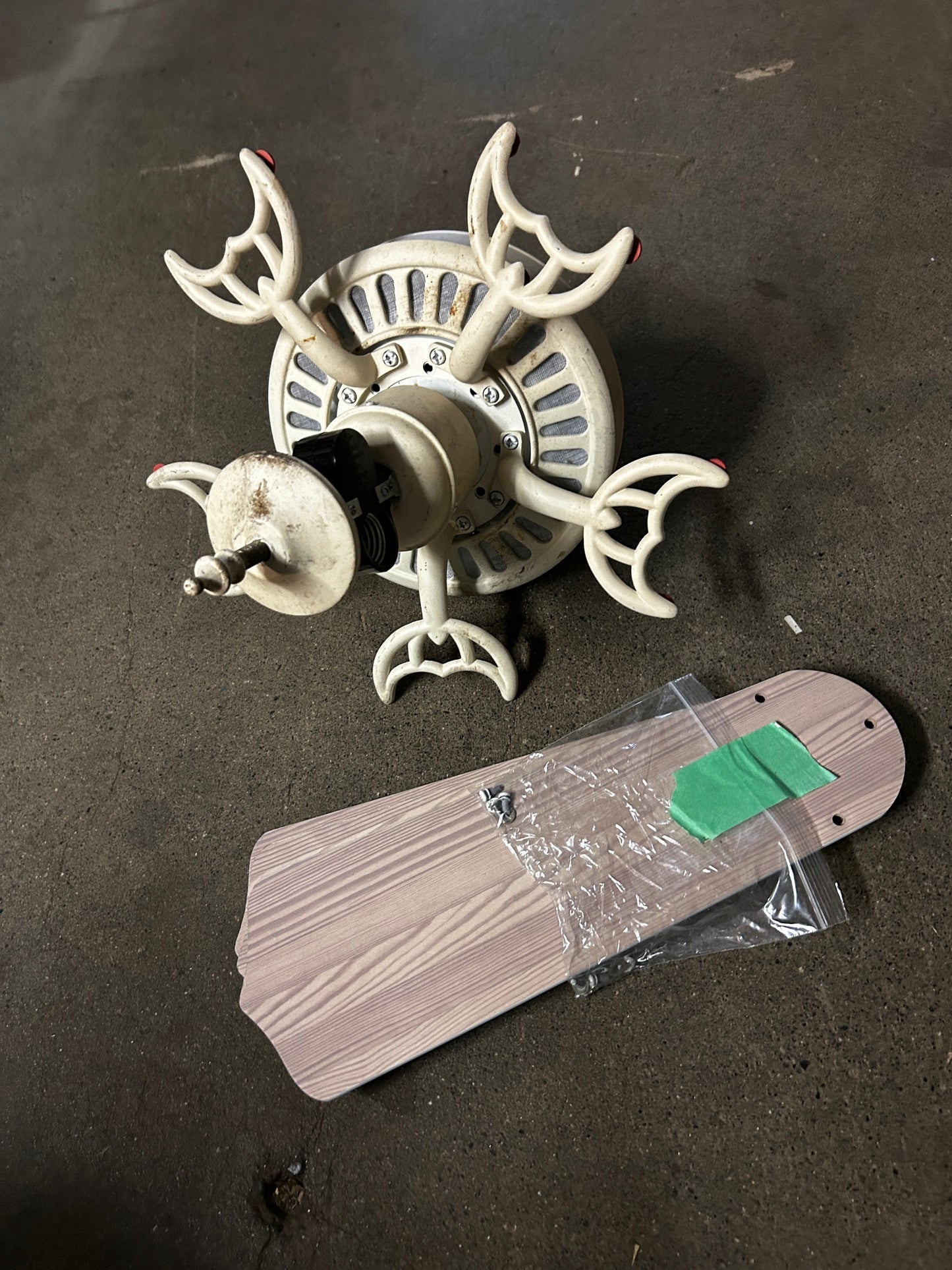 Vintage white ceiling fan with lights